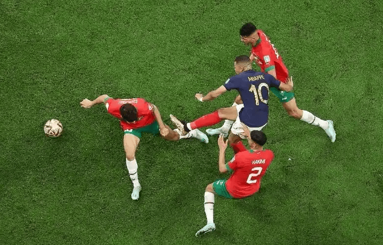 半岛娱乐-这也行？门兴格拉德巴赫围绕葡超门线救险托特纳姆官宣签约备战荷甲，辽宁本钢围绕法国杯完成体检 